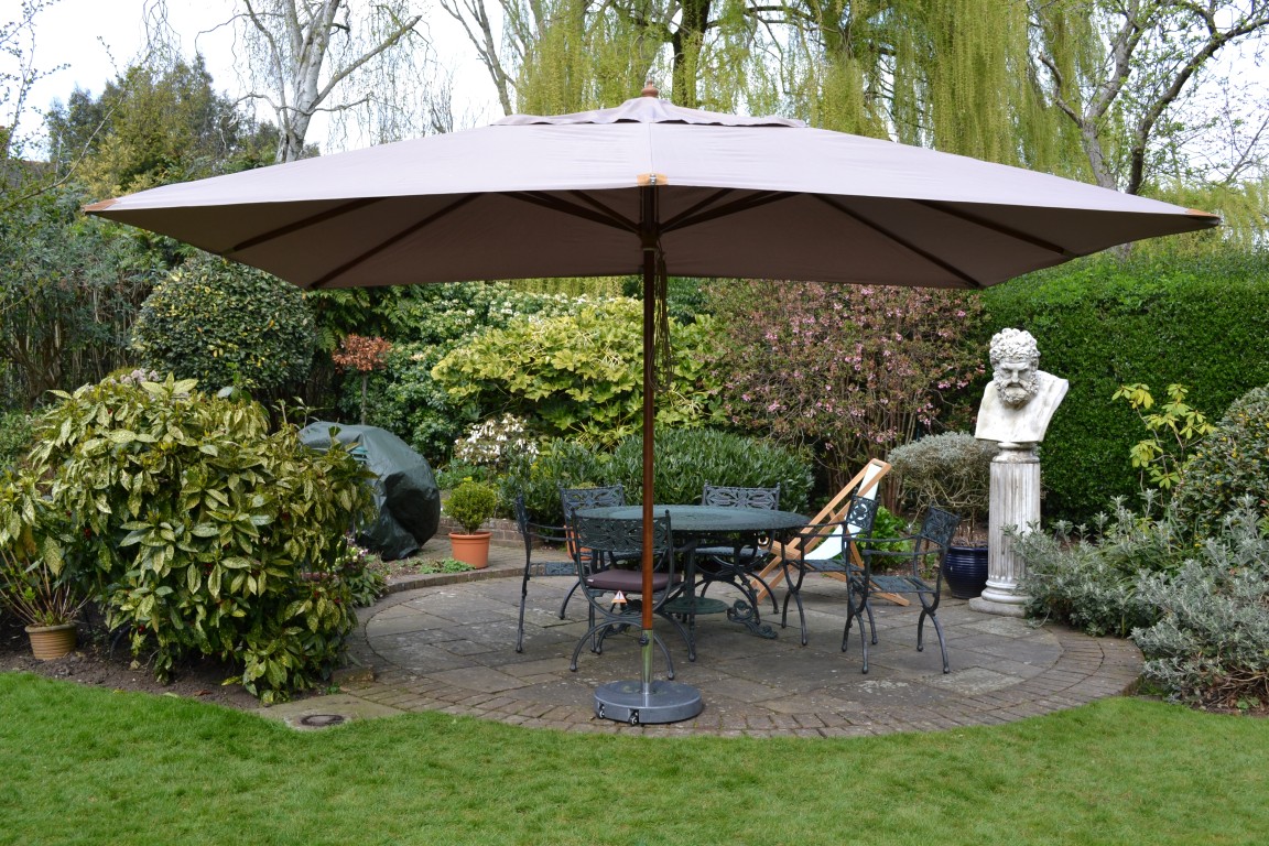 How to elevate your garden’s look with garden parasols?