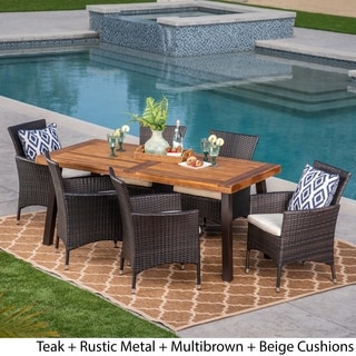 Enjoying the outdoors with the outdoor
dining set