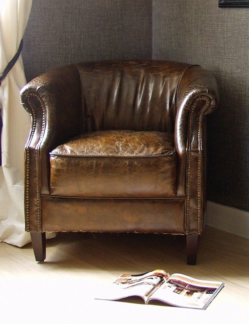 Extra seating with small leather armchair