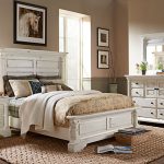 Claymore Park Off-White 8 Pc King Panel Bedroom - Traditional