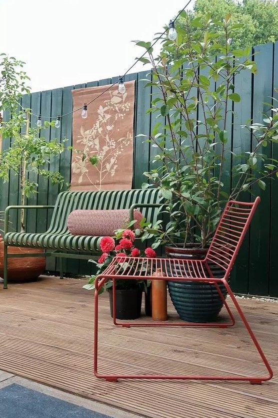 How Metal garden furniture look like?