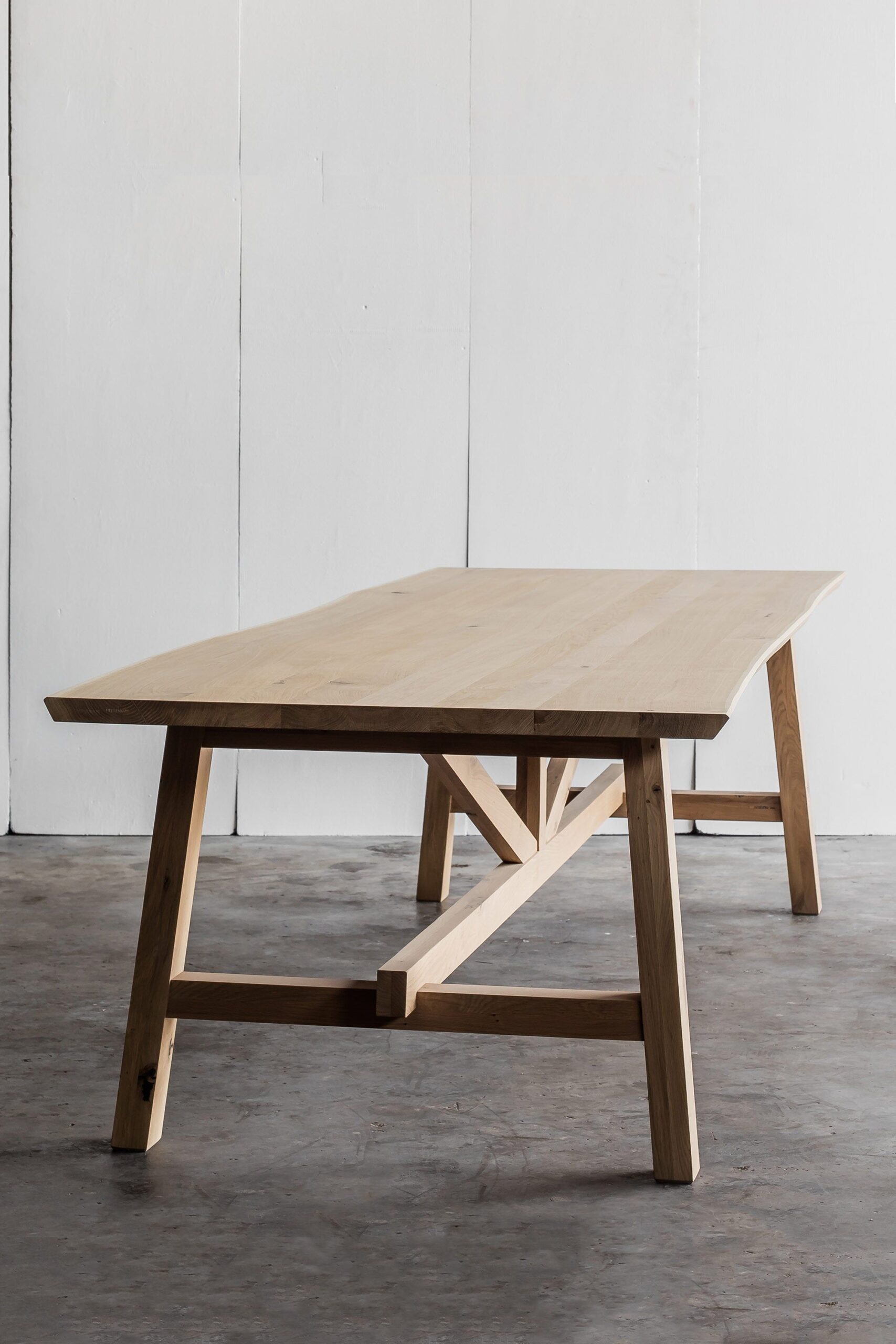Prodigious oak dining tables for
  your  home