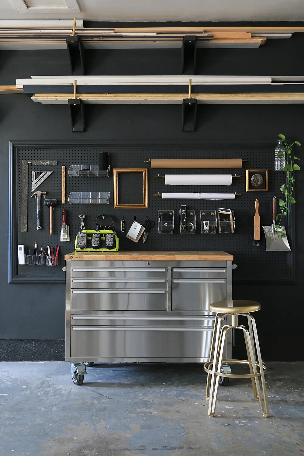 GARAGE STORAGE SOLUTIONS TO KEEP YOUR
GARAGE CLEAN AND ORGANISED